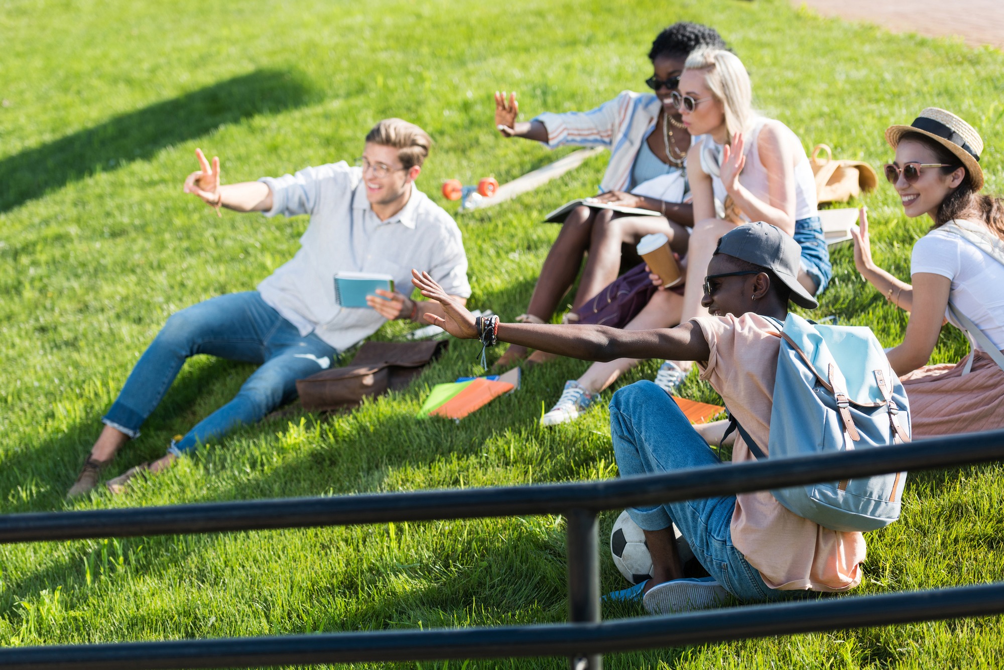 День студенты отдыхают. Студенты отдыхают за городом. Студенты отдыхают на траве возле института. Студенты отдыхают наедине. Группа студентов отдыхают в Царицыно.